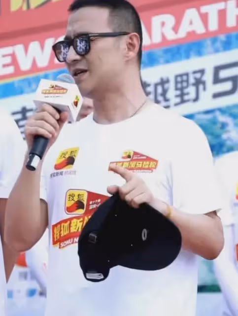 汪峰現身深圳跑馬拉松,夸8歲女兒是學霸,多次偷瞄金莎惹爭議!