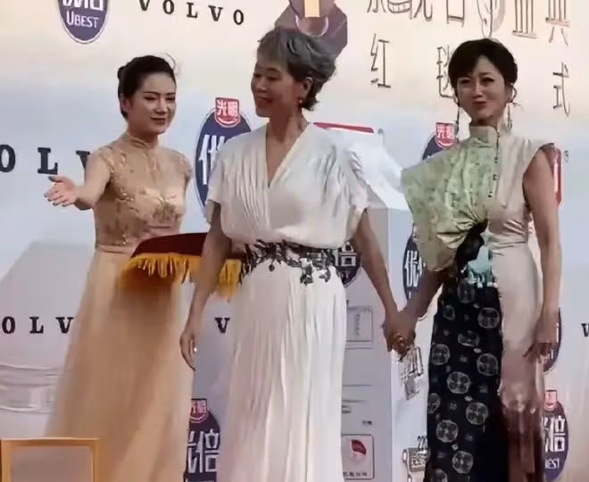 61歲葉童和70歲趙雅芝同框走紅毯,兩人太驚艷,優雅老去仍像仙女