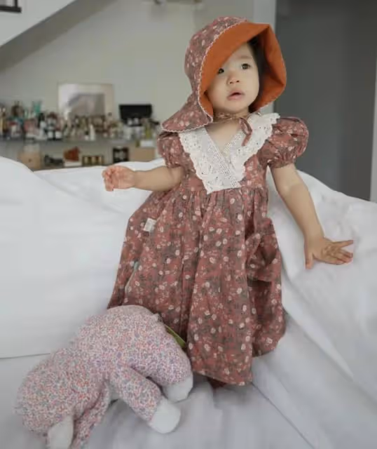 程曉玥女兒近照,1歲胖豆已長八顆乳牙,穿花裙子變洋娃娃超可愛