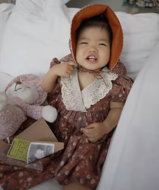 程曉玥女兒近照,1歲胖豆已長八顆乳牙,穿花裙子變洋娃娃超可愛