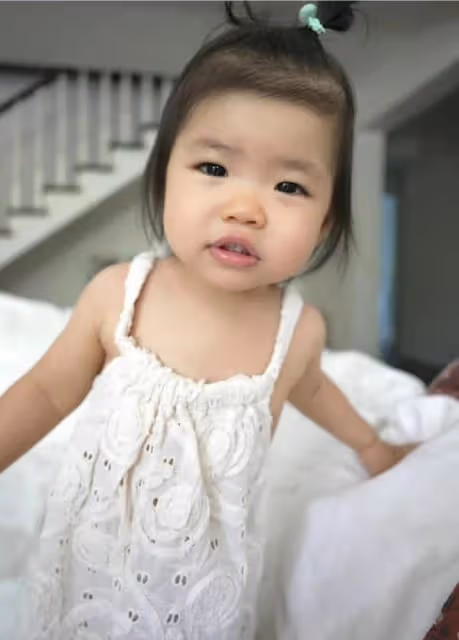 程曉玥女兒近照,1歲胖豆已長八顆乳牙,穿花裙子變洋娃娃超可愛