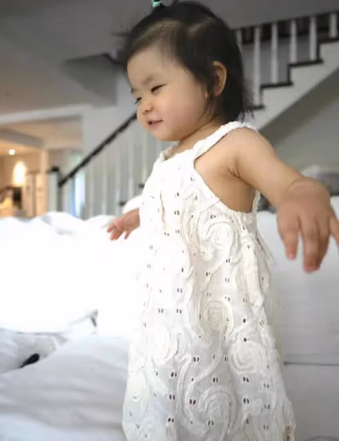 程曉玥女兒近照,1歲胖豆已長八顆乳牙,穿花裙子變洋娃娃超可愛