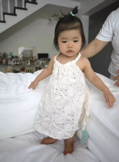 程曉玥女兒近照,1歲胖豆已長八顆乳牙,穿花裙子變洋娃娃超可愛