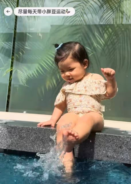 程曉玥女兒近照,1歲胖豆已長八顆乳牙,穿花裙子變洋娃娃超可愛