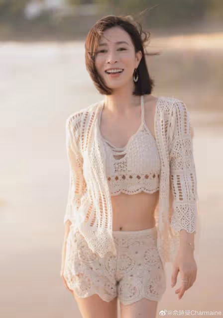 49歲佘詩曼罕曬泳裝美照,全身零贅肉A4腰搶鏡,容貌身材太抗老