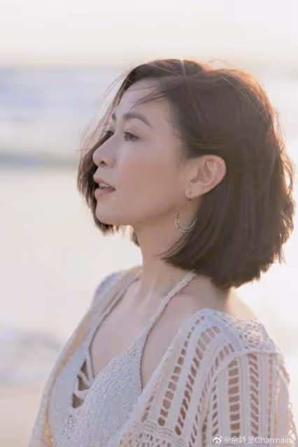 49歲佘詩曼罕曬泳裝美照,全身零贅肉A4腰搶鏡,容貌身材太抗老