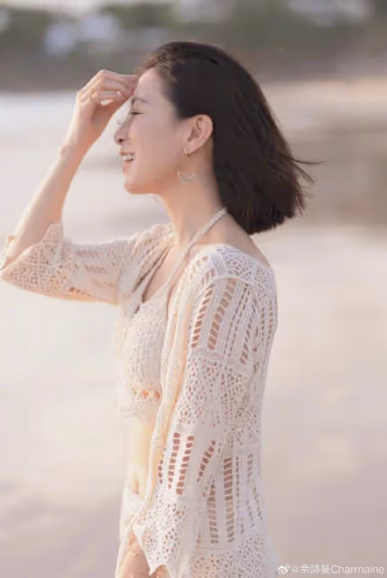 49歲佘詩曼罕曬泳裝美照,全身零贅肉A4腰搶鏡,容貌身材太抗老