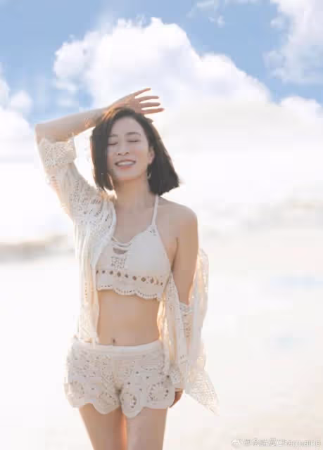 49歲佘詩曼罕曬泳裝美照,全身零贅肉A4腰搶鏡,容貌身材太抗老