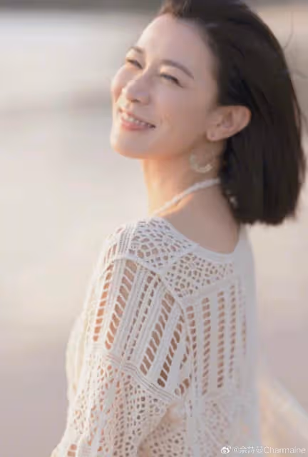 49歲佘詩曼罕曬泳裝美照,全身零贅肉A4腰搶鏡,容貌身材太抗老