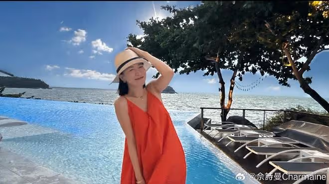 49歲佘詩曼罕曬泳裝美照,全身零贅肉A4腰搶鏡,容貌身材太抗老