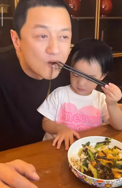 李亞鵬曬幼女近況,2歲夏夏熟練用筷子,左手夾菜投喂爸爸超懂事