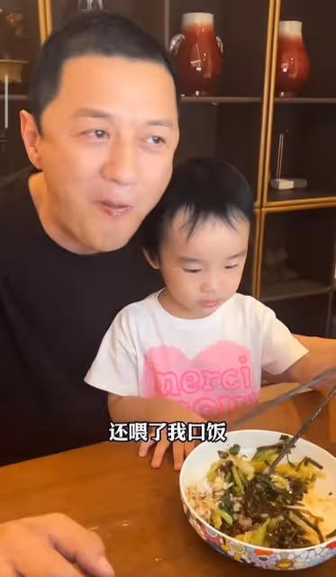 李亞鵬曬幼女近況,2歲夏夏熟練用筷子,左手夾菜投喂爸爸超懂事