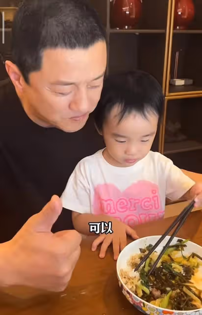 李亞鵬曬幼女近況,2歲夏夏熟練用筷子,左手夾菜投喂爸爸超懂事