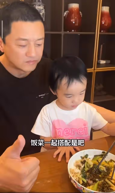 李亞鵬曬幼女近況,2歲夏夏熟練用筷子,左手夾菜投喂爸爸超懂事