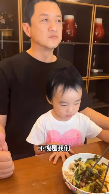 李亞鵬曬幼女近況,2歲夏夏熟練用筷子,左手夾菜投喂爸爸超懂事