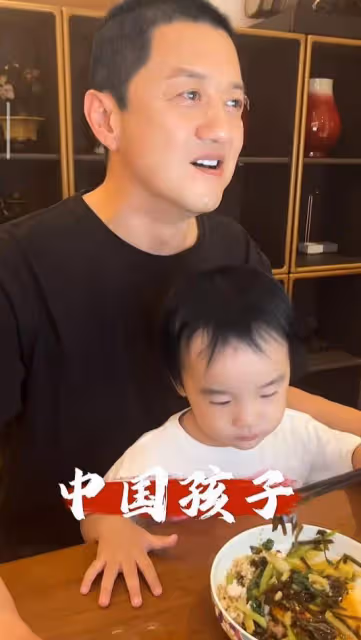 李亞鵬曬幼女近況,2歲夏夏熟練用筷子,左手夾菜投喂爸爸超懂事