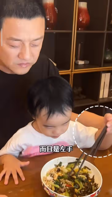 李亞鵬曬幼女近況,2歲夏夏熟練用筷子,左手夾菜投喂爸爸超懂事