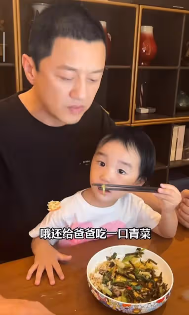 李亞鵬曬幼女近況,2歲夏夏熟練用筷子,左手夾菜投喂爸爸超懂事