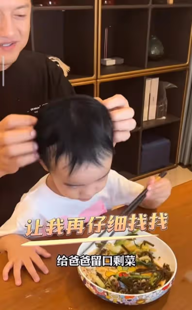 李亞鵬曬幼女近況,2歲夏夏熟練用筷子,左手夾菜投喂爸爸超懂事