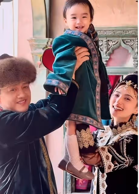 李亞鵬曬幼女近況,2歲夏夏熟練用筷子,左手夾菜投喂爸爸超懂事