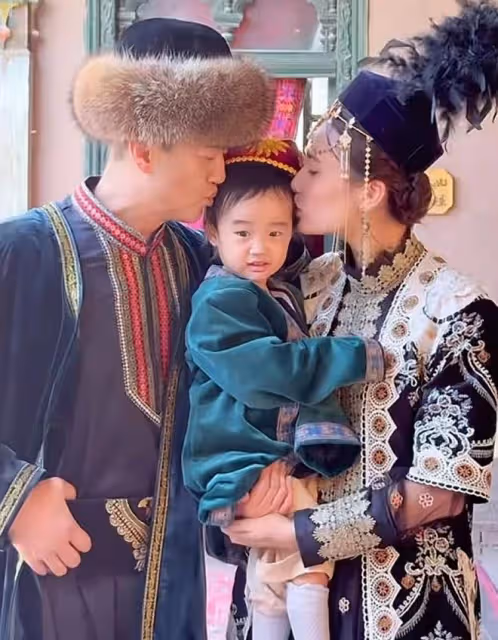 李亞鵬曬幼女近況,2歲夏夏熟練用筷子,左手夾菜投喂爸爸超懂事