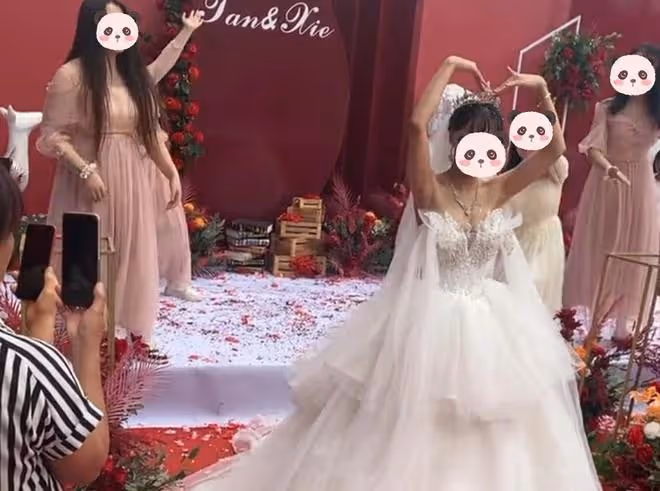 新娘穿低胸裙在台上熱舞，台下大媽們的眼神亮了：夠她們議論三年