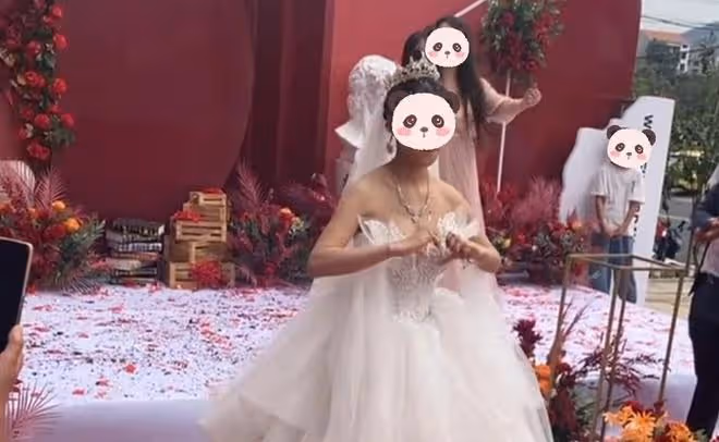 新娘穿低胸裙在台上熱舞，台下大媽們的眼神亮了：夠她們議論三年