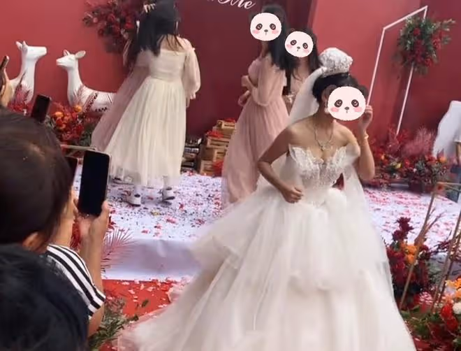 新娘穿低胸裙在台上熱舞，台下大媽們的眼神亮了：夠她們議論三年