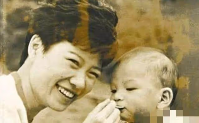 《玫瑰的故事》作者19歲離婚,搶閨蜜男朋友,人生比小說更精彩