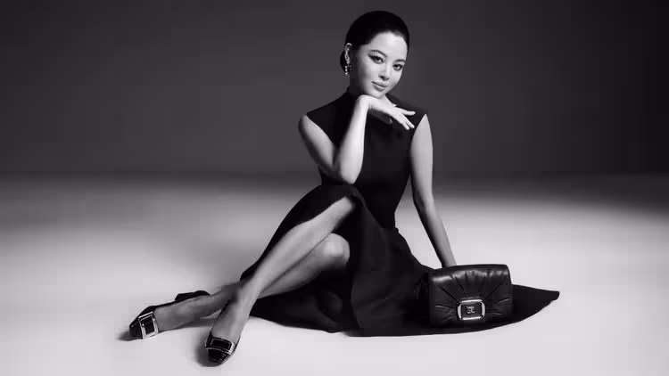 辛芷蕾喜收Roger Vivier代言人頭銜　黑白形象大片好有復古女伶樣