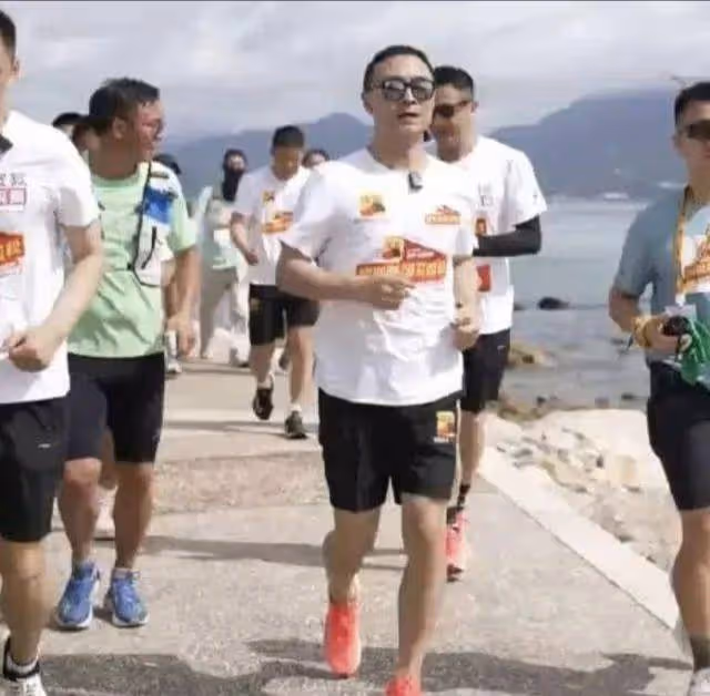 53歲汪峰精力好!跑5公里神態輕鬆,多次偷瞄金莎,難怪迷倒森林北