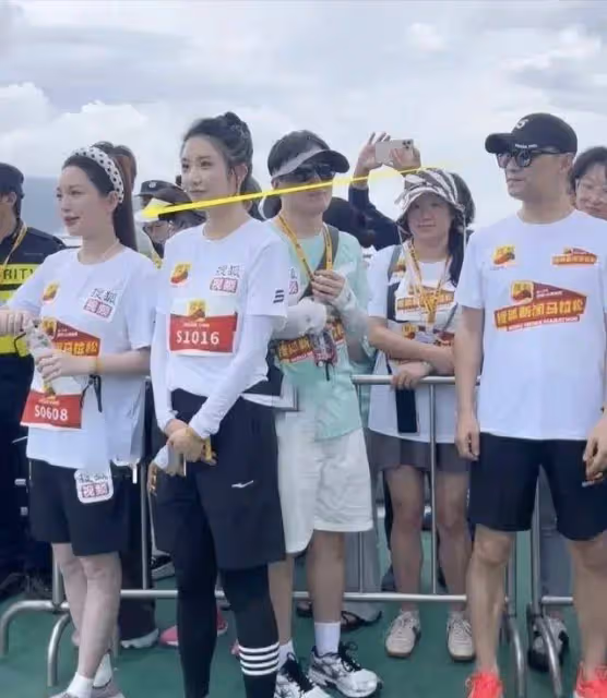 53歲汪峰精力好!跑5公里神態輕鬆,多次偷瞄金莎,難怪迷倒森林北