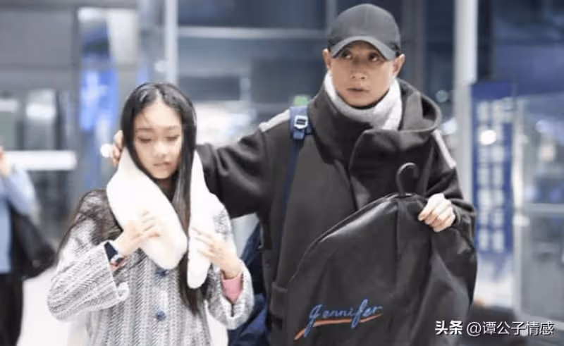馬伊琍女兒父親節曬照,與爸爸文章罕見同框,40歲文章已滿頭白髮