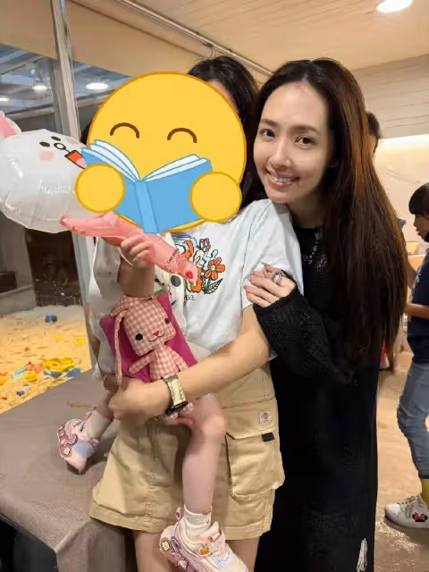 向佐為兒子慶生,2歲向笙扎小馬尾好可愛,郭碧婷獨自帶倆娃回台