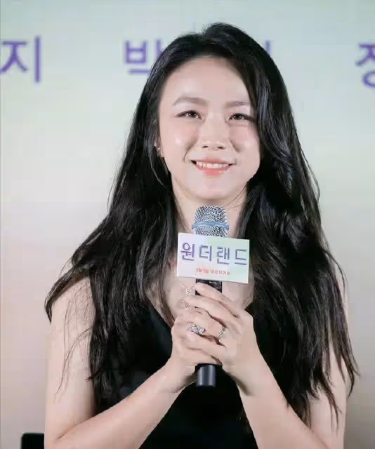 45歲的湯唯！在巴黎這天證明了，巨星和演員之間的差距有多明顯！