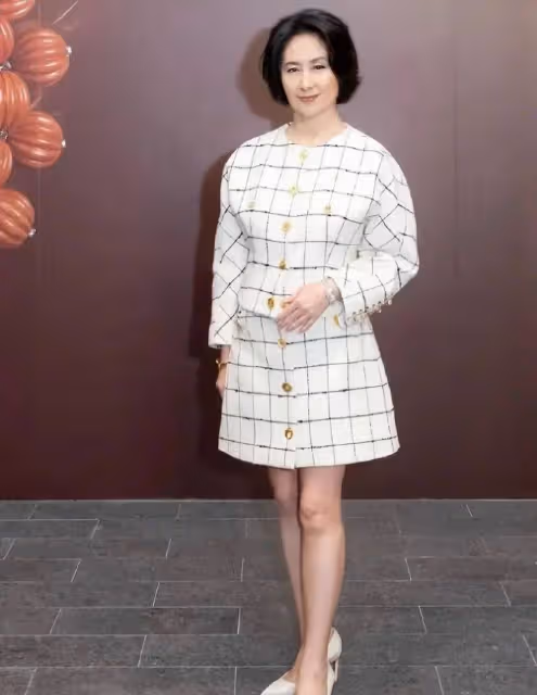 58歲劉嘉玲同鏡60歲何超瓊輸太多!一個穿成靚麗明星,一個打扮成名媛貴婦