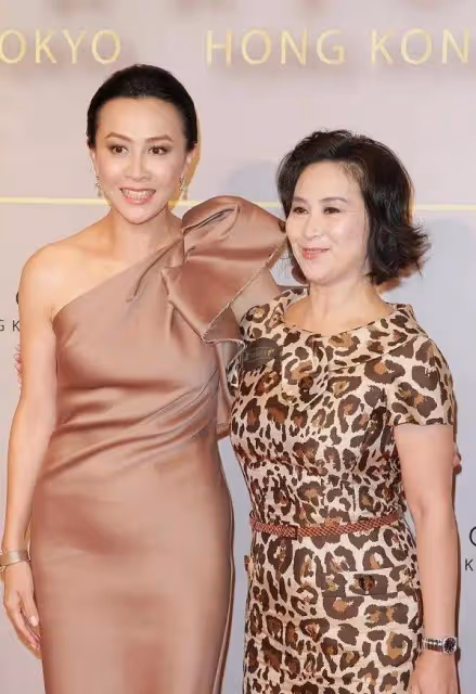 58歲劉嘉玲同鏡60歲何超瓊輸太多!一個穿成靚麗明星,一個打扮成名媛貴婦