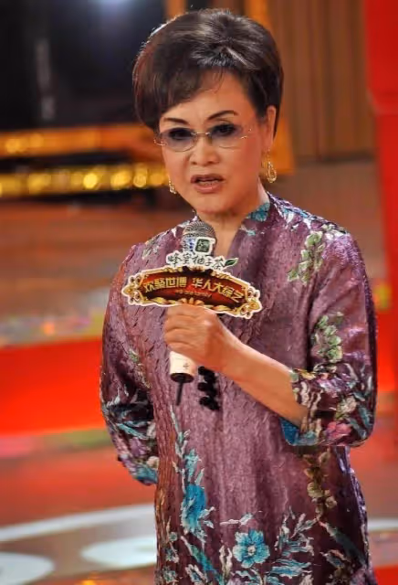 李谷一都快80歲了,可仍愛穿得花花綠綠,端莊優雅的氣韻可沒咋變