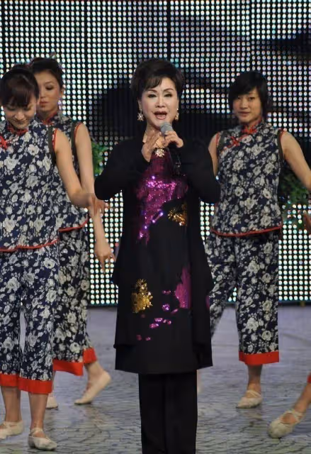 李谷一都快80歲了,可仍愛穿得花花綠綠,端莊優雅的氣韻可沒咋變