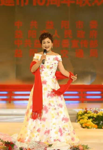 李谷一都快80歲了,可仍愛穿得花花綠綠,端莊優雅的氣韻可沒咋變