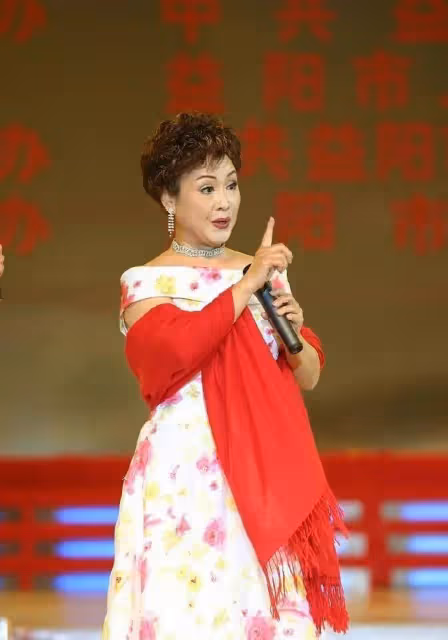 李谷一都快80歲了,可仍愛穿得花花綠綠,端莊優雅的氣韻可沒咋變