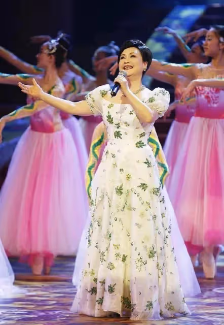 李谷一都快80歲了,可仍愛穿得花花綠綠,端莊優雅的氣韻可沒咋變