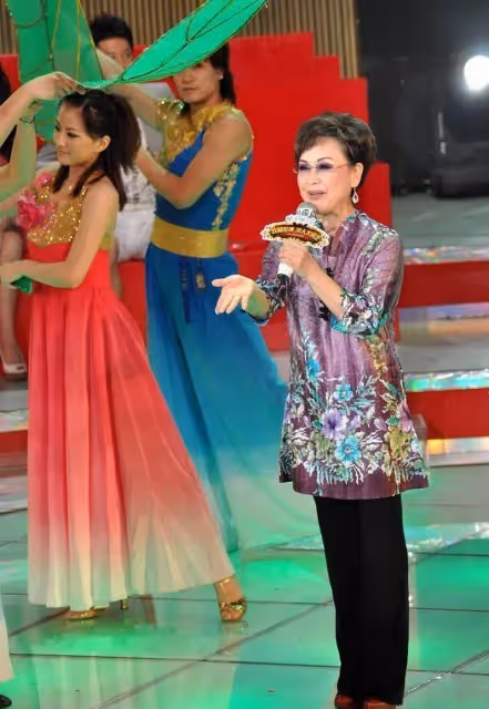 李谷一都快80歲了,可仍愛穿得花花綠綠,端莊優雅的氣韻可沒咋變