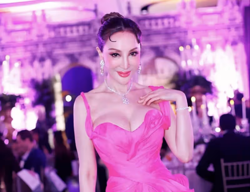 香港女星薛芷倫突然撐拐杖,疑身體出問題,患乳腺癌容貌變化大