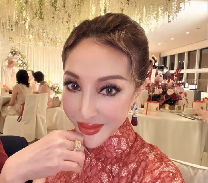 香港女星薛芷倫突然撐拐杖,疑身體出問題,患乳腺癌容貌變化大