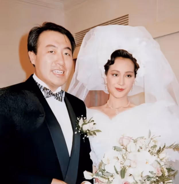 香港女星薛芷倫突然撐拐杖,疑身體出問題,患乳腺癌容貌變化大