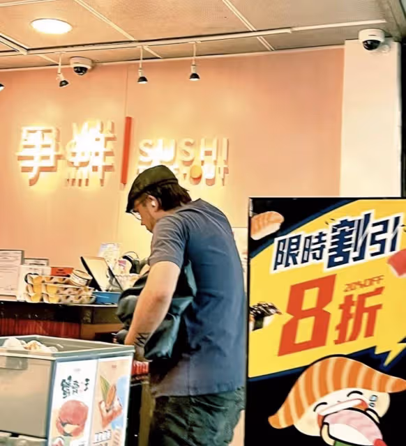 香港「渣男」張致恆在商店買臨期壽司,因醜聞遭封殺後生活拮据