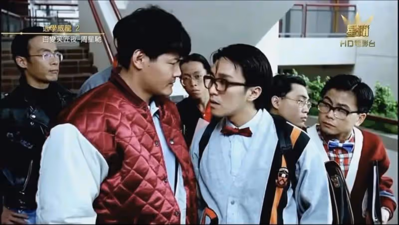 63歲香港老戲骨內地被偶遇,曾與周星馳一吻成經典,被誤認為是周華健的兄弟