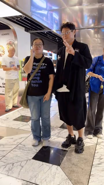 63歲香港老戲骨內地被偶遇,曾與周星馳一吻成經典,被誤認為是周華健的兄弟