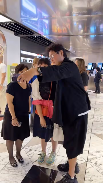 63歲香港老戲骨內地被偶遇,曾與周星馳一吻成經典,被誤認為是周華健的兄弟